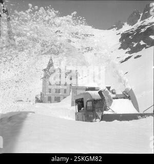 Im Hintergrund das Hotel Klausen-Passhöhe#im Hintergrund das Hotel Klausen-Passhöhe-- Schneefräse am Klausenpass, 1960#Schneefräse an der Klausenpassstraße, 1960- RDB BEI DUKAS Stockfoto
