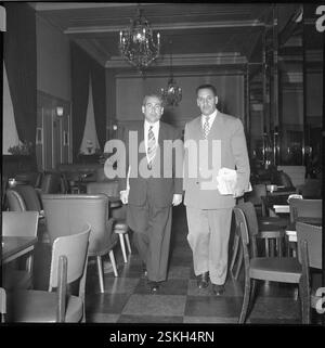 Erster Präsident der Provisorischen Regierung der Algerischen Republik (GPRA) von 1958 bis 1961#erster Präsident der Provisorischen Regierung der Algerischen Republik GPRA von 1958 bis 1961--- Ferhat Abbas (rechts) in Bern 1956#Ferhat Abbas (rechts) in Bern 1956- RDB VON DUKAS Stockfoto