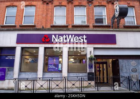 Maidenhead, Berkshire, Großbritannien. Februar 2025. Eine Bank in NatWest im Stadtzentrum von Maidenhead, Berkshire. Die Banken dürften ihre Hypotheken- und Sparzinsen nach der Ankündigung eines Zinssenkens durch die Bank of England senken. Kredit: Maureen McLean/Alamy Stockfoto