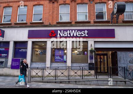 Maidenhead, Berkshire, Großbritannien. Februar 2025. Eine Bank in NatWest im Stadtzentrum von Maidenhead, Berkshire. Die Banken dürften ihre Hypotheken- und Sparzinsen nach der Ankündigung eines Zinssenkens durch die Bank of England senken. Kredit: Maureen McLean/Alamy Stockfoto
