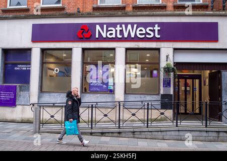 Maidenhead, Berkshire, Großbritannien. Februar 2025. Eine Bank in NatWest im Stadtzentrum von Maidenhead, Berkshire. Die Banken dürften ihre Hypotheken- und Sparzinsen nach der Ankündigung eines Zinssenkens durch die Bank of England senken. Kredit: Maureen McLean/Alamy Stockfoto