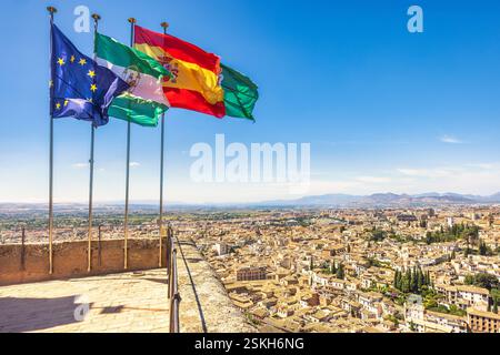 Granada Stadt in Spanien vom Alhambra Komplex. Panoramablick auf die Stadt mit Fahnen, die unter einem klaren blauen Himmel wehen. Eine malerische Szene der urbanen Landschaft Stockfoto