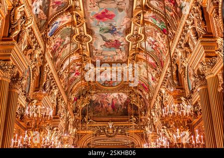 PARIS, FRANKREICH, 22. DEZEMBER 2012 : Innenansicht der Decken im großen Foyer Opera de Paris, Palais Garnier Stockfoto