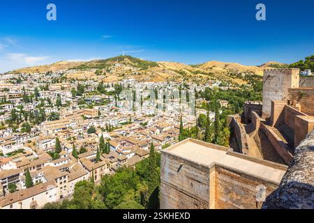 Granada Stadt in Spanien vom Alhambra Komplex. Panoramablick auf eine Stadt in Hügeln, von einem historischen Steinbau aus gesehen. Stockfoto
