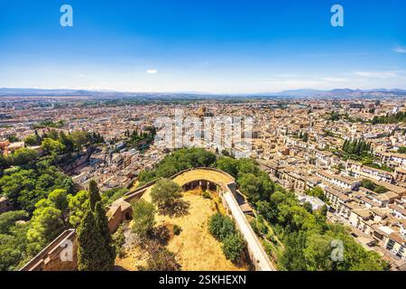 Granada Stadt in Spanien vom Alhambra Komplex. Panoramablick auf eine Stadt von einem erhöhten Aussichtspunkt. Stockfoto
