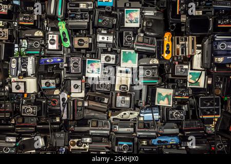 Viele alte Polaroid-Vintage-Fotografien verschiedene Kameras zu sehen Stockfoto