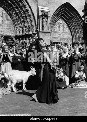 --- Gina Lollobrigida in 'Notre Dame de Paris' 1957#Gina Lollobrigida in 'Notre Dame de Paris' 1957- RDB VON DUKAS Stockfoto