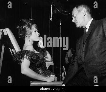 --- Jane Fonda, Henry Fonda während den Dreharbeiten zum Musical 'Cat Ballou' 1965#Jane Fonda, Henry Fonda am Set zum Musical 'Cat Ballou' 1965- RDB VON DUKAS Stockfoto