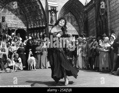 --- Gina Lollobrigida in 'Notre Dame de Paris' 1957#Gina Lollobrigida in 'Notre Dame de Paris' 1957- RDB VON DUKAS Stockfoto