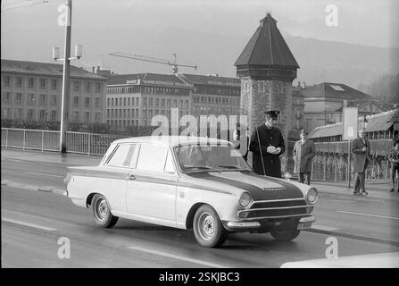 Sonntagsfahrverbot in der Schweiz als Folge der Energiekrise, Ölkrise, Erdölkrise; autofrei#Sonntagsfahrverbot in der Schweiz als Folge der Ölkrise, Energiekrise.--- Autofreier Sonntag, Luzern 1973: Polizei stoppt Autofahrer#autofreier Sonntag, Luzern 1973: Polizisten stoppen Fahrer- RDB VON DUKAS Stockfoto