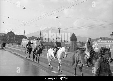 Sonntagsfahrverbot in der Schweiz als Folge der Energiekrise, Ölkrise, Erdölkrise; autofrei#Sonntagsfahrverbot in der Schweiz als Folge der Ölkrise, Energiekrise.--- Autofreier Sonntag, Luzern 1973: Reiter#autofreier Sonntag, Luzern 1973: Riders- RDB VON DUKAS Stockfoto