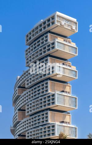 Dubai's Atlantis the Royal. Ein luxuriöses 5-Sterne-Hotel und Häuser. Befindet sich oben auf der Palme. Die abgestufte Form trennt das Hotel von den Apartments. Stockfoto