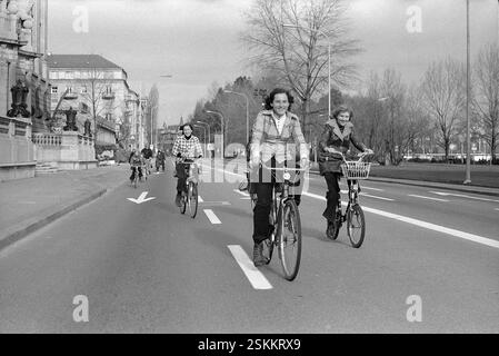 Sonntagsfahrverbot in der Schweiz als Folge der Energiekrise, Ölkrise, Erdölkrise; autofrei#Sonntagsfahrverbot in der Schweiz als Folge der Ölkrise, Energiekrise.--- Autofreier Sonntag, Zürich 1973: Fahrradfahrerinnen#autofreier Sonntag, Zürich 1973: Radfahrer- RDB VON DUKAS Stockfoto