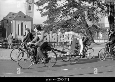 Sonntagsfahrverbot in der Schweiz als Folge der Energiekrise, Ölkrise, Erdölkrise; autofrei#Sonntagsfahrverbot in der Schweiz als Folge der Ölkrise, Energiekrise.--- Autofreier Sonntag, Zürich 1973: Velofahrer#autofreier Sonntag, Zürich 1973: Radfahrer- RDB VON DUKAS Stockfoto