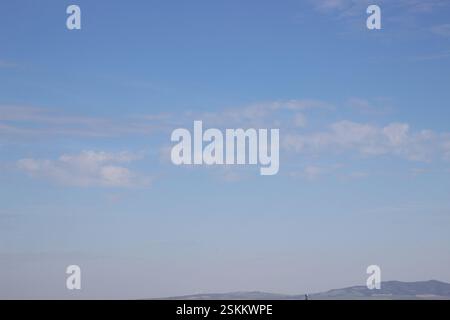 Blauer Himmel mit hellen Wolken als Hintergrund oder Textur. Stockfoto