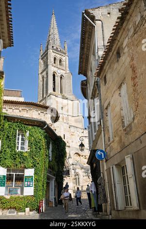 Die monolithische Kirche und der Glockenturm, Saint-Emilion, Departement Gironde, Nouvelle-Aquitaine, Frankreich, Europa Stockfoto
