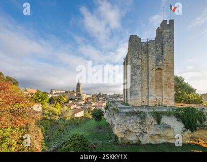 Der Königsturm und der Glockenturm der Altstadt, Saint-Emilion, Département Gironde, Nouvelle-Aquitaine, Frankreich, Europa Stockfoto