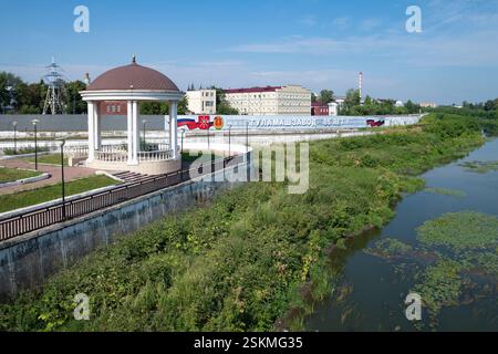 TULA, RUSSLAND - 15. JULI 2024: Blick auf das Maschinenbauwerk „Produktionsverband Tula“ (Tulamashzavod) an einem sonnigen Julitag Stockfoto