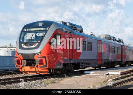 RYBINSK, RUSSLAND - 25. AUGUST 2024: Vorortdieselzug RA3 'Orlan' auf dem Bahnhof an einem sonnigen Augusttag Stockfoto