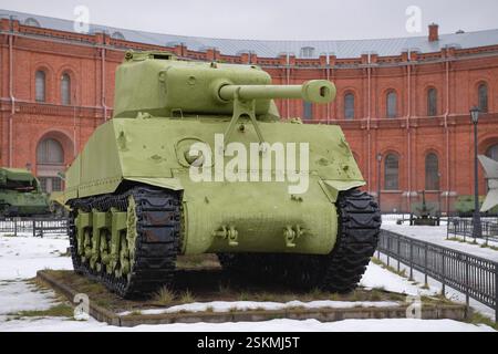 ST. PETERSBURG, RUSSLAND - 24. JANUAR 2025: Der amerikanische Panzer M4A2 Sherman in der Außenausstellung des Military Historical Museum of Artillery, EN Stockfoto