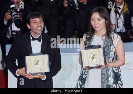 Die Schauspielerin Samal Yeslyamova posiert mit dem Preis für die beste Schauspielerin für ihre Rolle in „Ayka“ (der kleine) (R) und der Schauspieler Marcello Fonte posiert mit dem Preis für den besten Schauspieler für seine Rolle in „Dogman“ beim Fotoruf „The Palme D'Or Winner“ am Samstag, den 19. Mai 2018 beim 71. Filmfestival in Cannes, FRANKREICH. BANG MEDIA INTERNATIONAL FAMOUS PICTURES 28 HOLMES ROAD LONDON NW5 3AB VEREINIGTES KÖNIGREICH TEL. +44 (0) 02 7485 1005 E-MAIL: PICTURES@FAMOUS.UK.COM Stockfoto