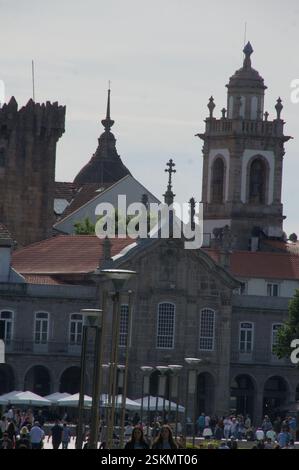 Eine Steintreppe führt dramatisch durch eine üppige grüne Landschaft. Braga, Portugal. Barocke Architektur dominiert die Szene. Stockfoto