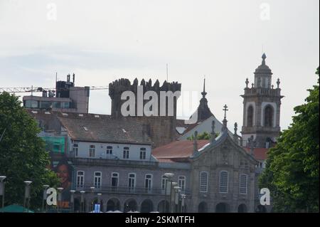 Braga, Portugal. Das faszinierende Stadtbild zeigt historische Gebäude mit komplexen Details. Eine harmonische Mischung aus architektonischem Stil Stockfoto