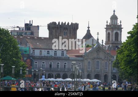 Braga, Portugal. In Bragas Stadtbild entfaltet sich ein fesselnder Wandteppich der Geschichte. Hoch aufragende Gebäude, jedes Zeugnis von Jahrhunderten architektonischer Geschichte Stockfoto