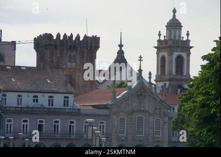 Braga, Portugal. In Bragas Stadtbild entfaltet sich ein fesselnder Wandteppich der Geschichte. Hoch aufragende Gebäude, jedes Zeugnis von Jahrhunderten architektonischer Geschichte Stockfoto