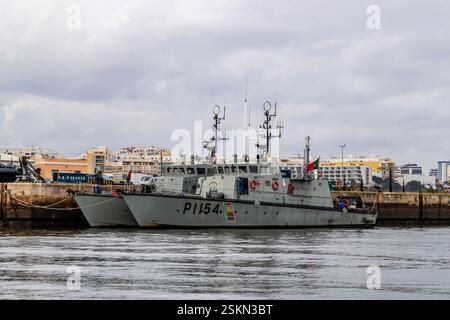 NRP Centauro, P1155, Patrouillenschiff der portugiesischen Marine, das im Hafen von Portimao, Portugal, gefangen ist. Stockfoto