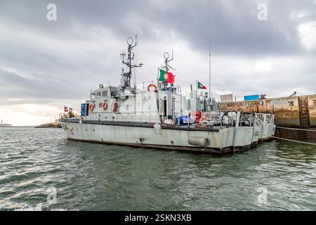 NRP Centauro, P1155, Patrouillenschiff der portugiesischen Marine, das im Hafen von Portimao, Portugal, gefangen ist. Stockfoto