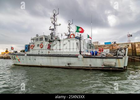NRP Centauro, P1155, Patrouillenschiff der portugiesischen Marine, das im Hafen von Portimao, Portugal, gefangen ist. Stockfoto