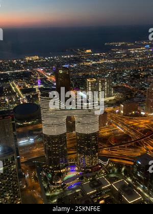 Blick auf Dubai bei Nacht vom Burj Khalifa Stockfoto