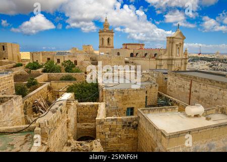 Maltesische Dächer mit Blick auf die Kathedrale der Himmelfahrt in der Zitadelle von Victoria auf der Insel Gozo, Malta. Stockfoto