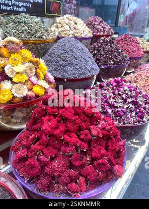 Bunte getrocknete Blumen und Kräuter in der Altstadt von Dubai Stockfoto