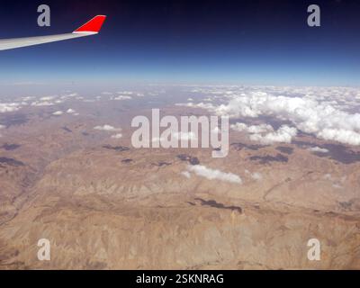 Luftaufnahme eines Flugzeugflügels über abgelegener Berglandschaft, Afghanistan Stockfoto