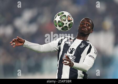 Turin, Italien. Februar 2025. Timothy Weah von Juventus wurde während des Spiels zwischen Juventus und PSV Eindhoven im Juventus-Stadion in Aktion gesehen. Endpunktzahl: Juventus 2:1 PSV Eindhoven. Quelle: SOPA Images Limited/Alamy Live News Stockfoto