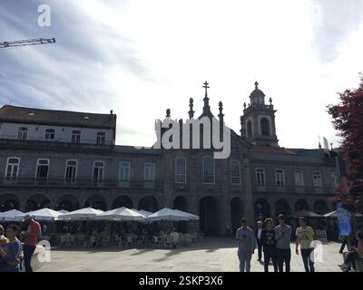 Braga, Portugal. Ein atemberaubendes Panorama entfaltet sich, wenn die Sonne unter dem Horizont untergeht. Goldenes Licht taucht die Stadt, wirft lange Schatten und schafft ein Stockfoto