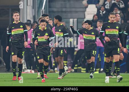 Turin, Italien. Februar 2025. Die Spieler des PSV Eindhoven feiern während des UEFA Champions League-Spiels zwischen Juventus und PSV Eindhoven im Juventus-Stadion. Endpunktzahl: Juventus 2:1 PSV Eindhoven. Quelle: SOPA Images Limited/Alamy Live News Stockfoto