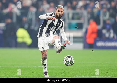 Turin, Italien. Februar 2025. Douglas Luiz von Juventus wurde während des Spiels zwischen Juventus und PSV Eindhoven im Juventus-Stadion in Aktion gesehen. Endpunktzahl: Juventus 2:1 PSV Eindhoven. Quelle: SOPA Images Limited/Alamy Live News Stockfoto