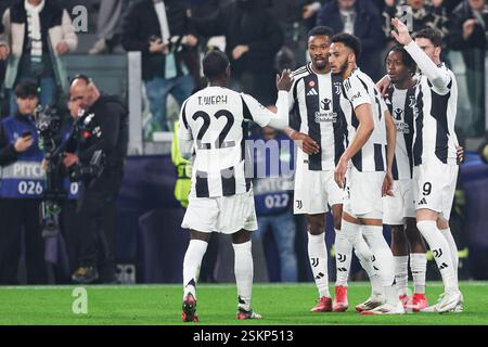 Turin, Italien. Februar 2025. Die Spieler von Juventus feiern während des UEFA Champions League-Spiels zwischen Juventus und PSV Eindhoven im Juventus-Stadion. Endpunktzahl: Juventus 2:1 PSV Eindhoven. Quelle: SOPA Images Limited/Alamy Live News Stockfoto