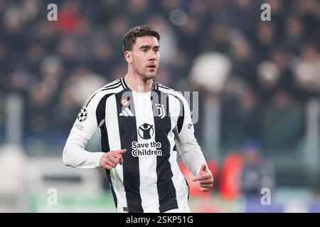 Turin, Italien. Februar 2025. Dusan Vlahovic von Juventus wurde während des Spiels zwischen Juventus und PSV Eindhoven im Juventus-Stadion in Aktion genommen. Endpunktzahl: Juventus 2:1 PSV Eindhoven. Quelle: SOPA Images Limited/Alamy Live News Stockfoto