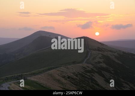 Sonnenaufgang über Lose Hill, Mam Tor im Peak District, Großbritannien. Stockfoto