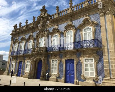 Palácio do Raio, Braga, Portugal. Barocke Fassade mit komplexen blauen Fliesen. Ein atemberaubendes Beispiel portugiesischer Architektur. Kultur und Geschichte Stockfoto