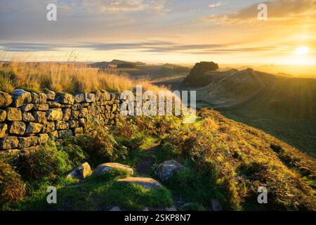 Morgensonne am Hadrian's Wall in der Nähe von Housesteads Roman Fort in Northumberland, Großbritannien. Stockfoto