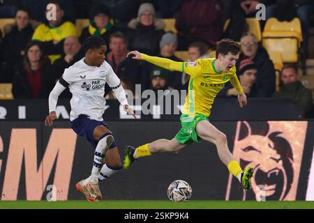 Kellen Fisher aus Norwich City und Jayden Meghoma aus Preston North End - Norwich City gegen Preston North End, Sky Bet Championship, Carrow Road, Norwich, Großbritannien - 11. Februar 2025 nur redaktionelle Verwendung - es gelten Einschränkungen von DataCo Stockfoto
