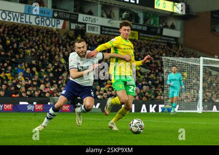 Oscar Schwartau aus Norwich City und Jayden Meghoma aus Preston North End - Norwich City V Preston North End, Sky Bet Championship, Carrow Road, Norwich, Großbritannien - 11. Februar 2025 nur redaktionelle Verwendung - es gelten Einschränkungen von DataCo Stockfoto