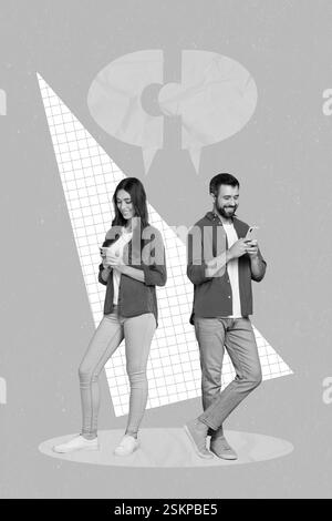 Vertikales Collage-Bild von zwei positiven schwarzen weißen Gamma-Personen, die sich in einem Telefonchatten befinden, isoliert auf gemaltem Hintergrund Stockfoto