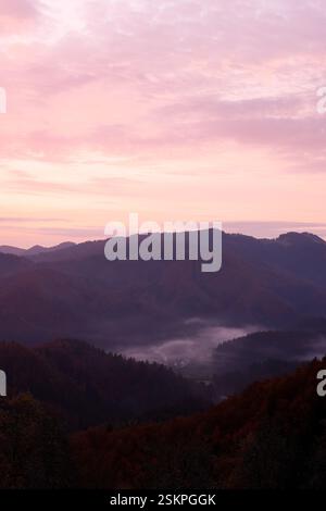 Die Kirche St. Primus und Felicianer in Slowenien bei Sonnenaufgang. Stockfoto