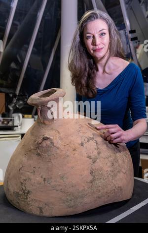 EMBARGO BIS 00,01 13/02/2025 LONDON, VEREINIGTES KÖNIGREICH. 12. Februar 2025. Kuratorin Kate Sumnall untersucht eine römisch-spanische Amphora im Labor des London Museums. Es ist einer von mehreren schlammigen Fundstücken, die im London Museum Dockland’s Secrets of the Thames ausgestellt werden, das am 4. April 2025 eröffnet wird. Quelle: Stephen Chung / Alamy Live News Stockfoto